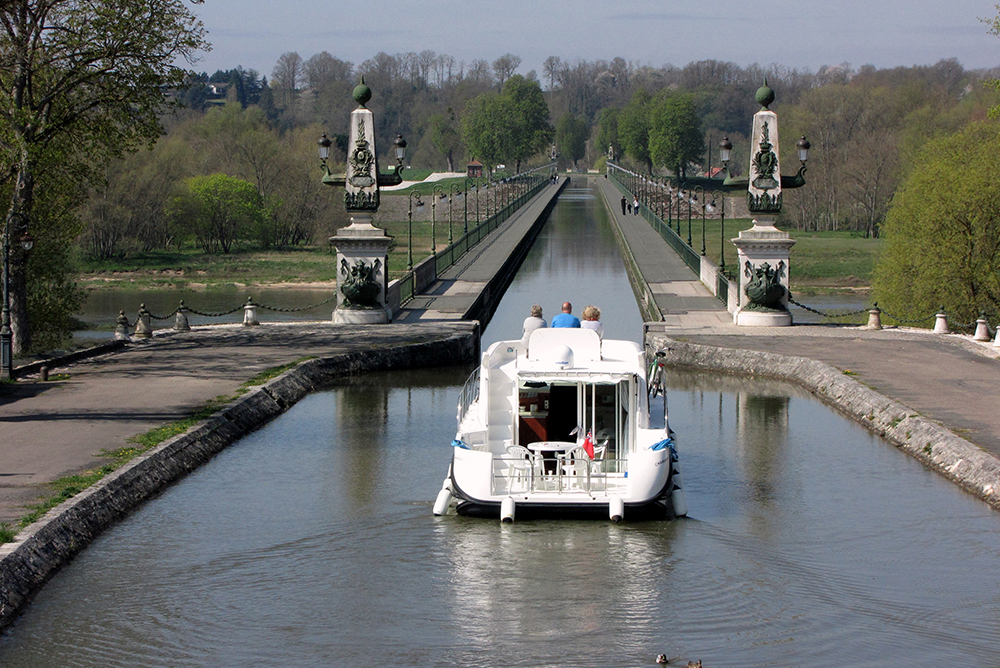 Die Kanalbrücke von BRIARE - mit dem Flair eines Pariser Boulevards
