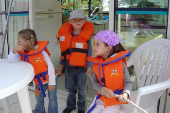 Kinder auf einem Flussboot