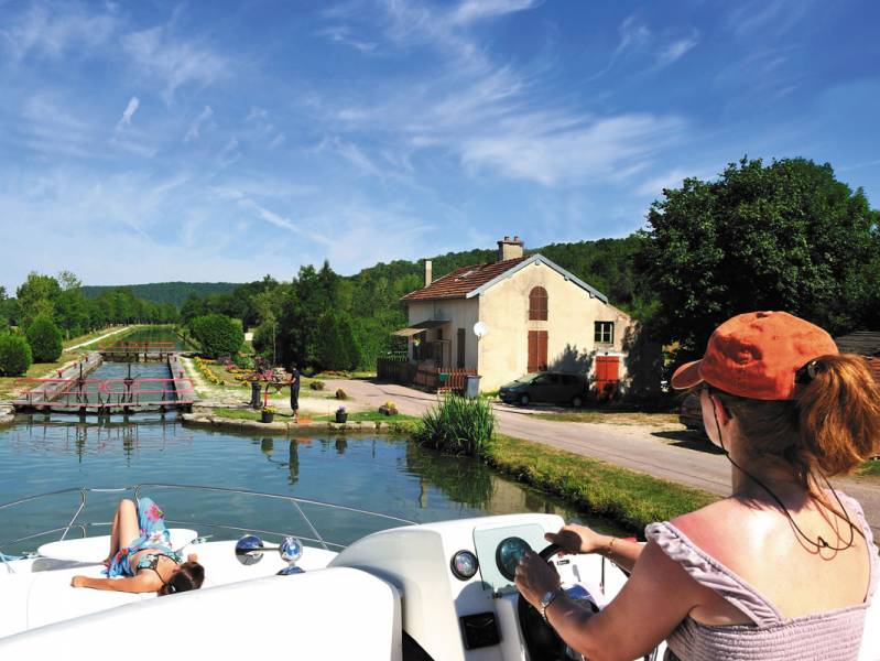 Eine Woche : Hausboottour auf dem Canal de Bourgogne - à partir de  euros
