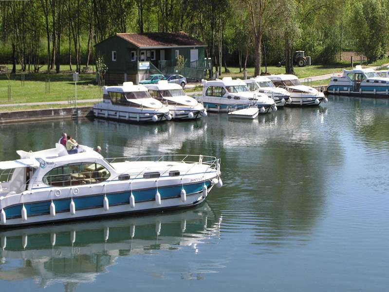 Zwei Wochen : Vom Festland zum Meer: Ihr Hausbooturlaub auf dem Fluss Charente - à partir de  euros